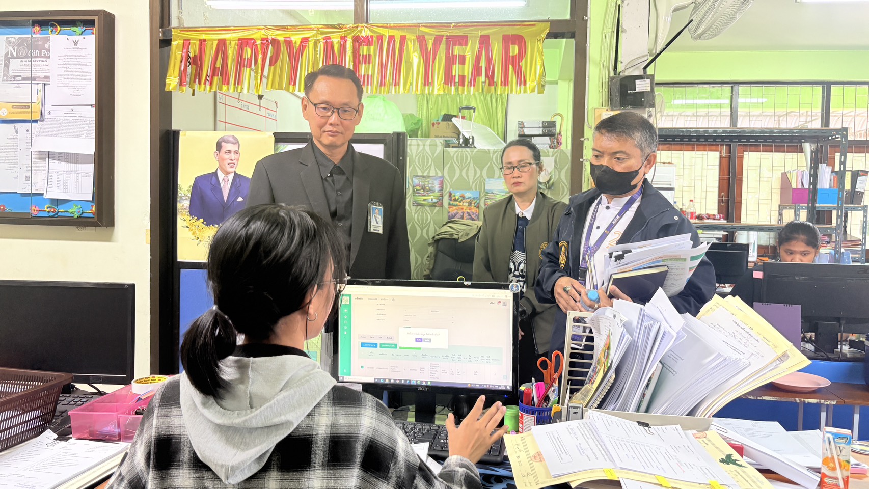 title - วันศุกร์ที่ 23 มกราคม 2569 เวลา 09.00 น. นายประเสริฐ  กาญจนเกียรติกุล ปฏิรูปที่ดินจังหวัดบุรีรัมย์ พร้อมเจ้าหน้าที่ ส.ป.ก.บุรีรัมย์ ให้การต้อนรับ นายยศกร ศรีคลัง ผู้อำนวยการกลุ่มประสานการป้องกันการทุจริต ภาค 3 และคณะในการลงพื้นที่ติดตามการออกโฉนดเพื่อการเกษตรและการใช้ประโยชน์ที่ดินตามระเบียบของสำนักงานการปฏิรูปที่ดินเพื่อเกษตรกรรม ณ สำนักงานการปฏิรูปที่ดินจังหวัดบุรีรัมย์ 